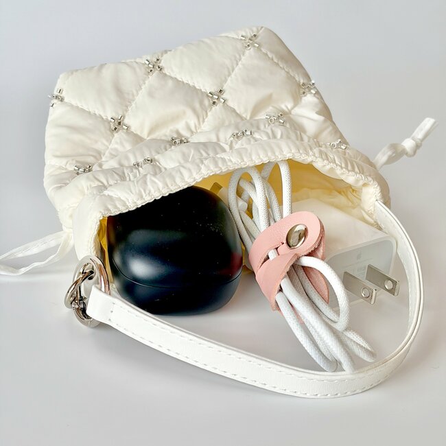 「色違いで3つも購入」3COINSの“ふわふわミニポーチ”かわいすぎて思わずまとめ買いしちゃった！「一目惚れして速攻ゲット」「見る度に気分が上がります！」