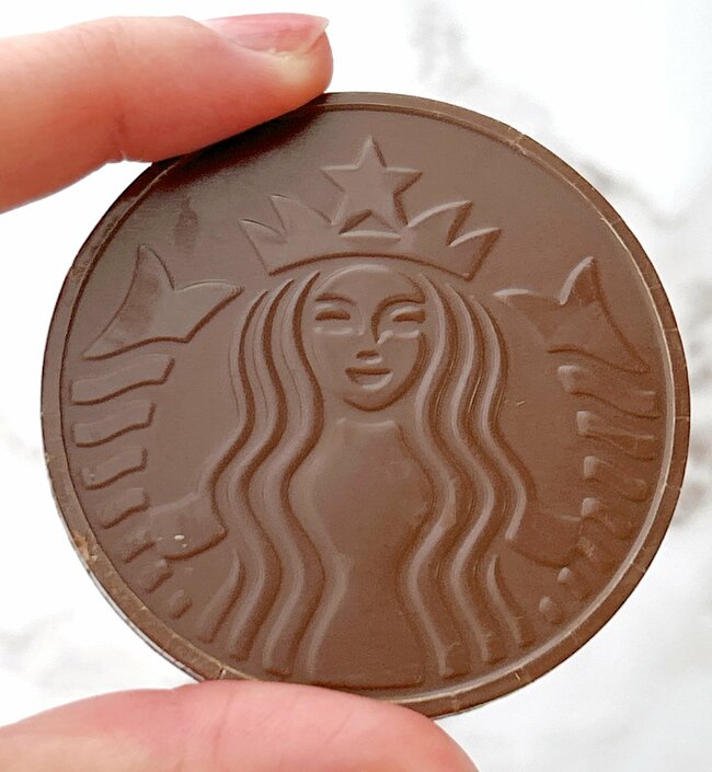 こんなん見たら買うしかない…！スタバの“カップみたいなポーチ”チョコやコーヒー付きでお得感すごい！「ファスナーがとてもキュート」「シルバーの繊細な感じが気に入りました」