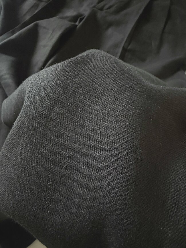 「試着して即決でした」ユニクロの“風を通すパンツ”脚のラインをまるっとカバーできて楽ちん！「思わず2色買い！」「真夏でもストレスなく着用できそう」