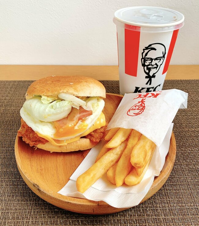 お肉デカすぎんだろ…！ケンタッキーの“よくばり全部のせバーガー”ボリューム満点で大満足！「次元が違うレベルで美味い」「ファストフードってのはこうよ」《実食レビュー》