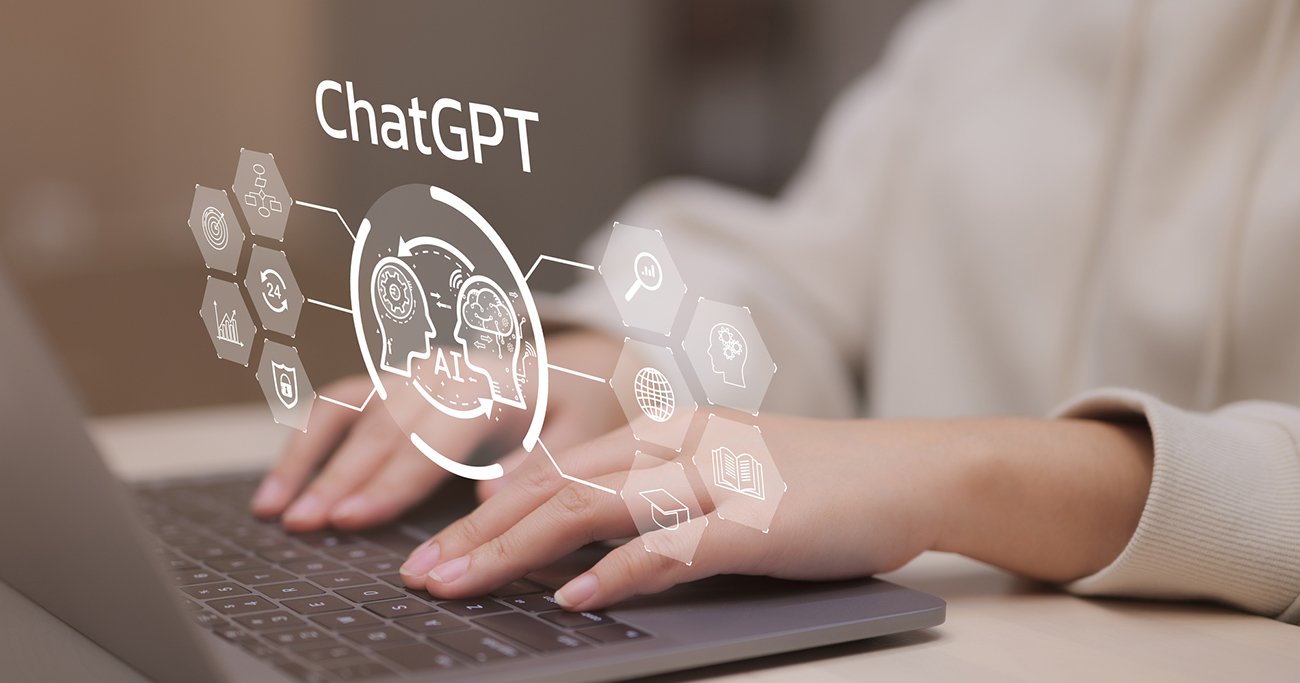 ノートパソコンを操作する人とChatGPT・AIを表すデジタルイメージ