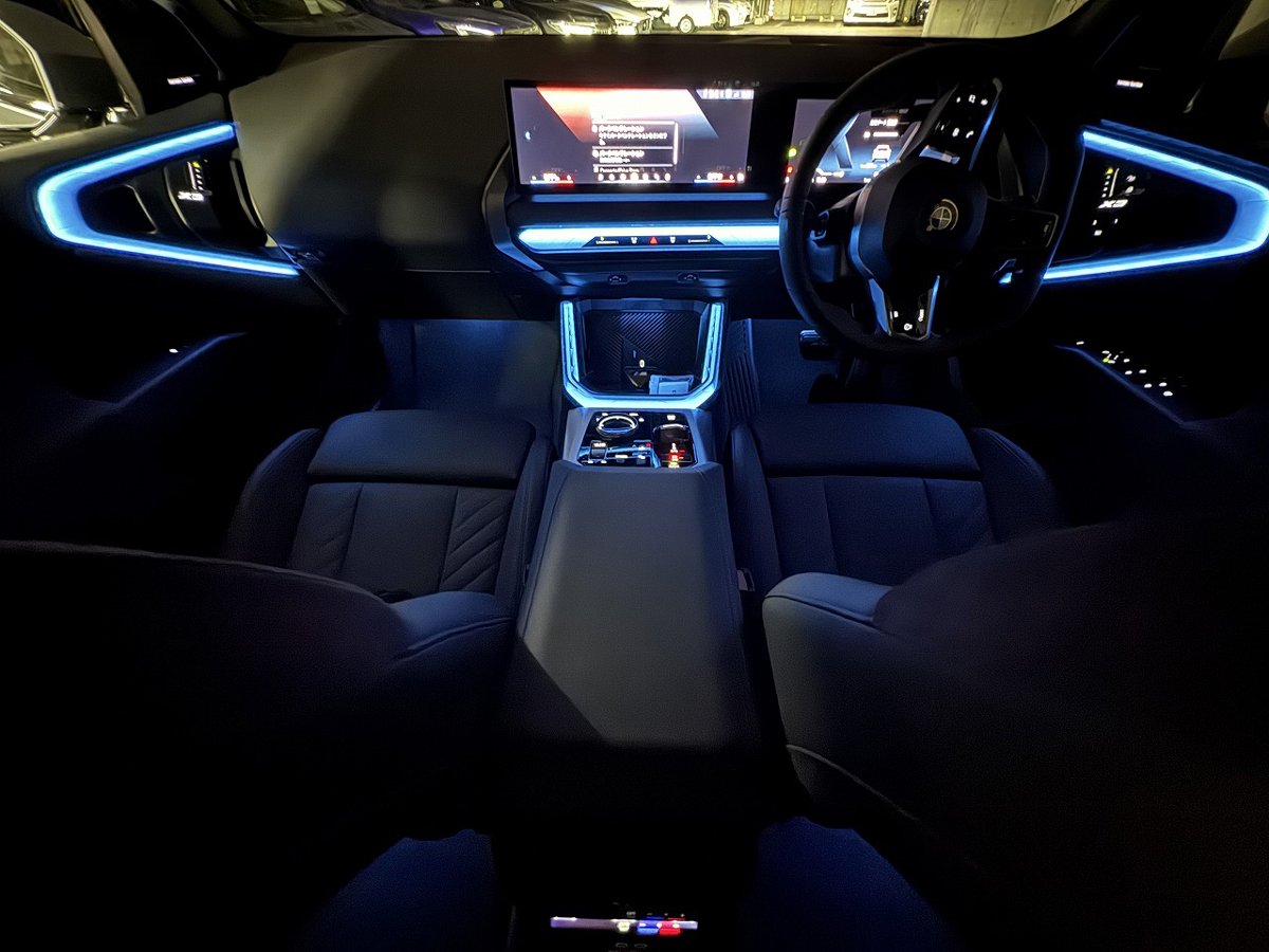 シートの良さは変わらないが、インテリアは大きく変わった。大きなディスプレイとバーが暗闇の中で光る