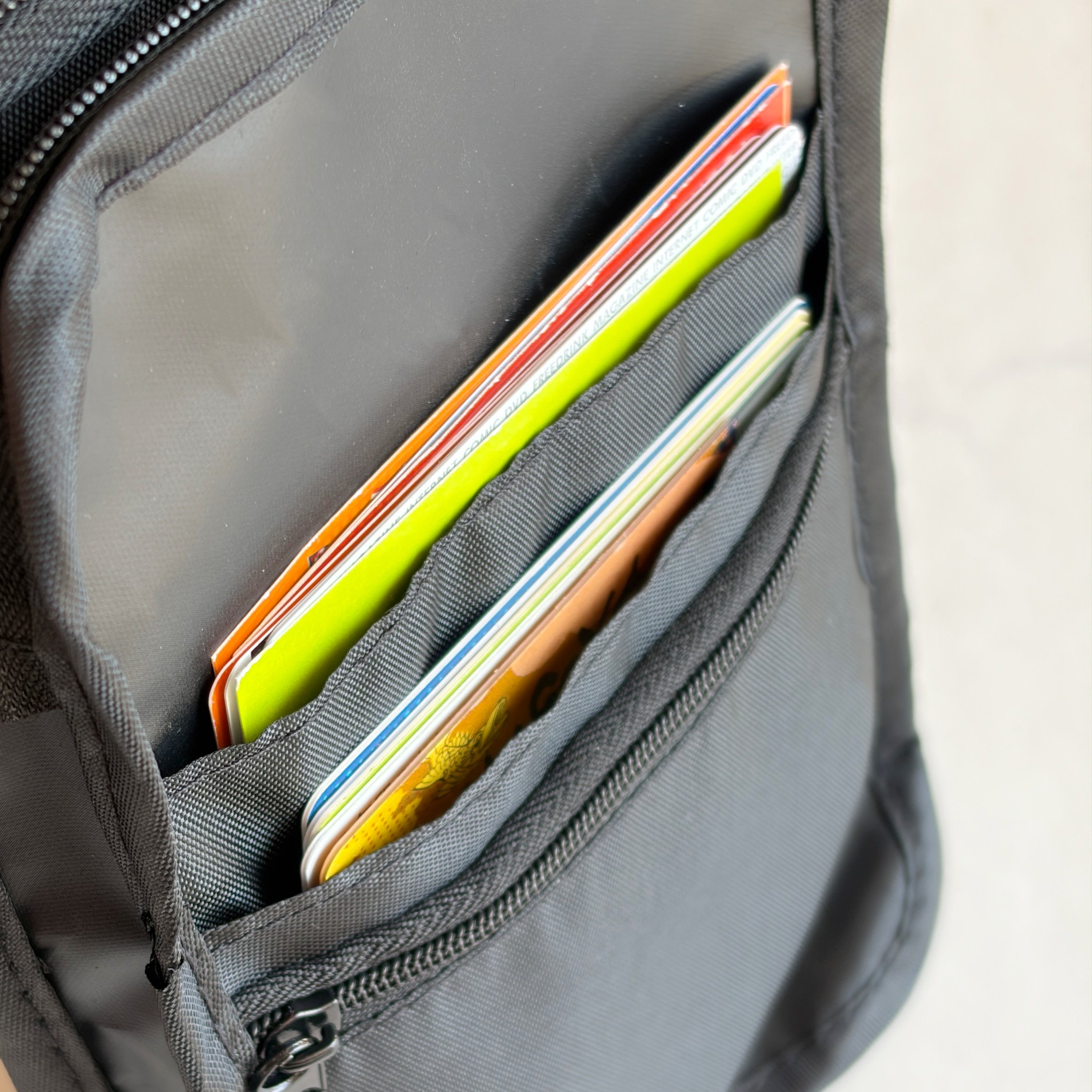 もう普通の財布に戻れないかも…！ダイソーの「手ぶらで持てる財布」カード15枚とスマホが入って天才すぎる！