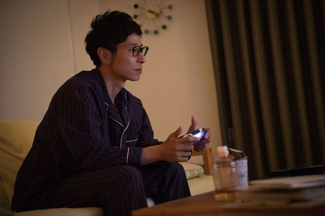 ゲームに熱中するオジサンも存在する
