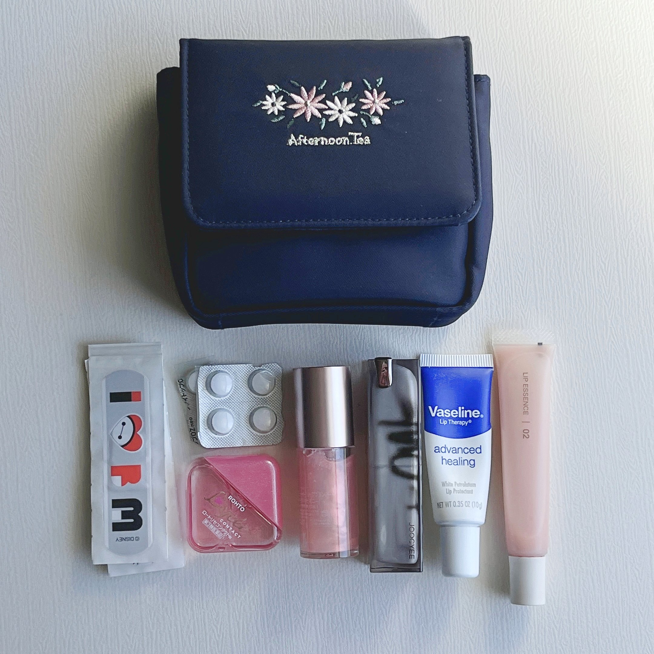 一度使ったら手放せない！アフタヌーンティーの「おしゃれ刺繍ポーチ」ミラー付きでサッとリップ直しできて嬉しい！