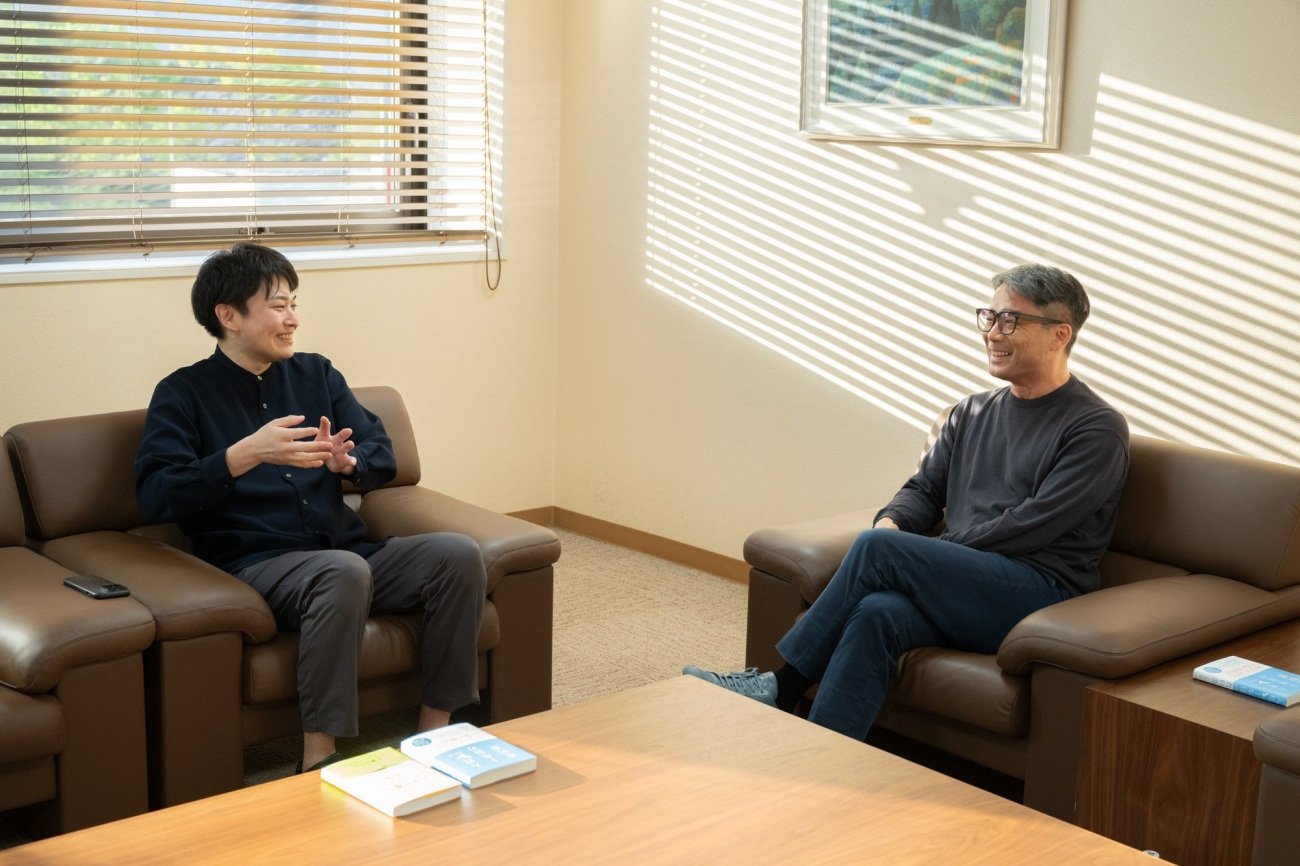 66万部突破のロングセラー『入社1年目の教科書』『入社1年目の教科書 ワークブック』著者・岩瀬大輔氏と『人生が整うマウンティング大全』著者・勝木健太氏