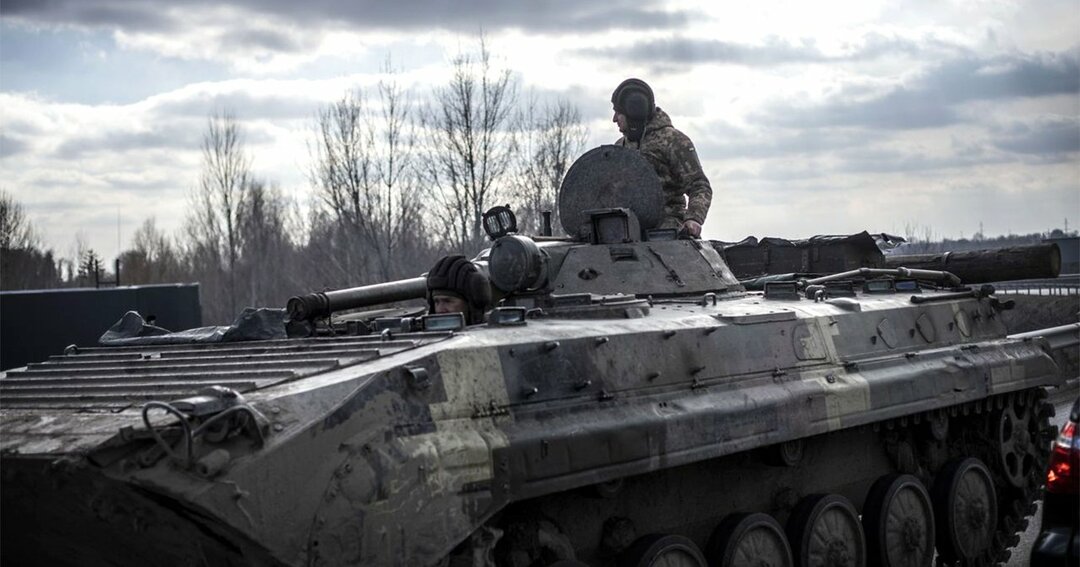 キエフ市内を装甲車に乗って走行するウクライナ兵