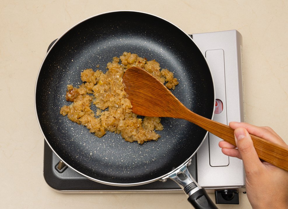 【裏ワザ料理】5分でできる!合いびき肉と玉ねぎでつくる「ハンバーグ丼」