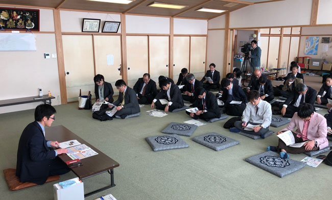 近助タクシーの拠点となっている、地区センターで、永平寺町MaaS会議のフィールドワークを行った様子。町の職員が詳細を説明