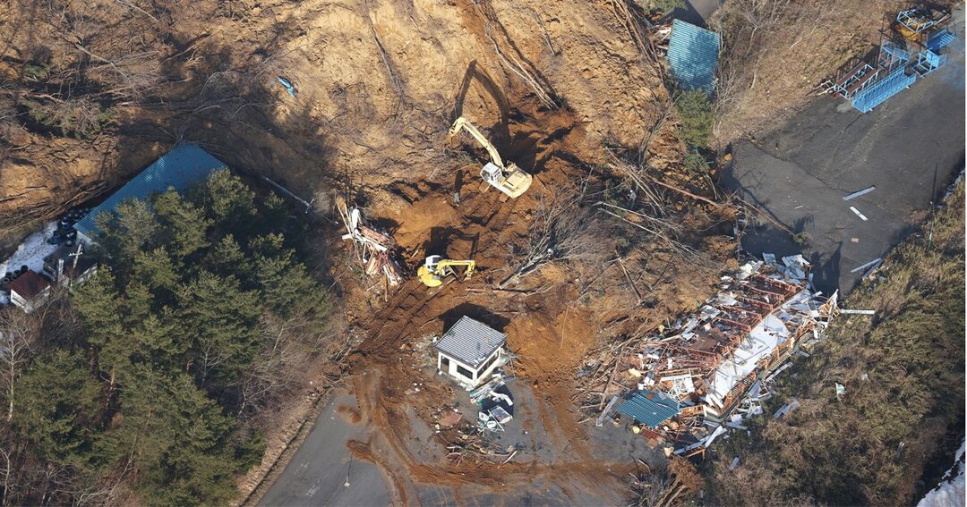 2月13日に発生した地震によって土砂崩れが起きた福島県二本松市のサーキット場(2月14日撮影)