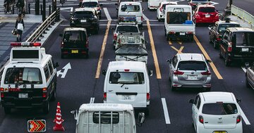 三車線道路の白線を“堂々とまたいで”運転する…ルールもマナーも守らない外国人の“衝撃回答”に開いた口が塞がらない