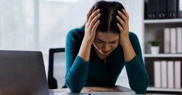 仕事ができない人の特徴。2位は「誰にも頼らず自分でやろうとする」。では、1位は？