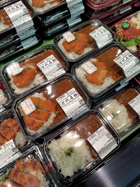 素材を落とさず、カツカレー299円で販売