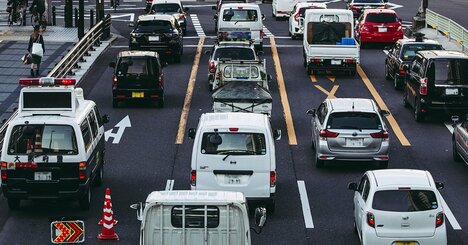 三車線道路の白線を“堂々とまたいで”運転する…ルールもマナーも守らない外国人の“衝撃回答”に開いた口が塞がらない