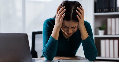 仕事ができない人の特徴。2位は「誰にも頼らず自分でやろうとする」。では、1位は？