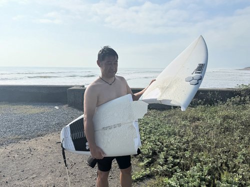 あまりの波のパワーでボードが折れてしまった人も。怪我がなかったのは何よりです