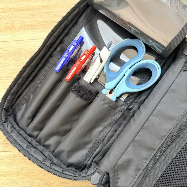 「購入して本当に良かった」無印良品の“ガバッと開くポーチ”化粧水ボトルも入って大容量…！「高級感があります」「大きさも形も理想的」