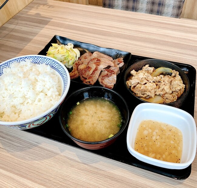 「肉多すぎてワロタ」「お腹ぱんぱん」吉野家の“よくばりすぎるメニュー”ご飯おかわり自由なのが嬉しい!「とんでもなく美味しかった」《実食レビュー》