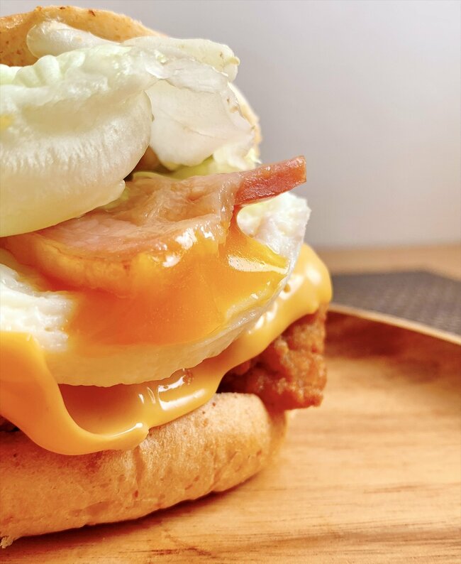 お肉デカすぎんだろ…！ケンタッキーの“よくばり全部のせバーガー”ボリューム満点で大満足！「次元が違うレベルで美味い」「ファストフードってのはこうよ」《実食レビュー》
