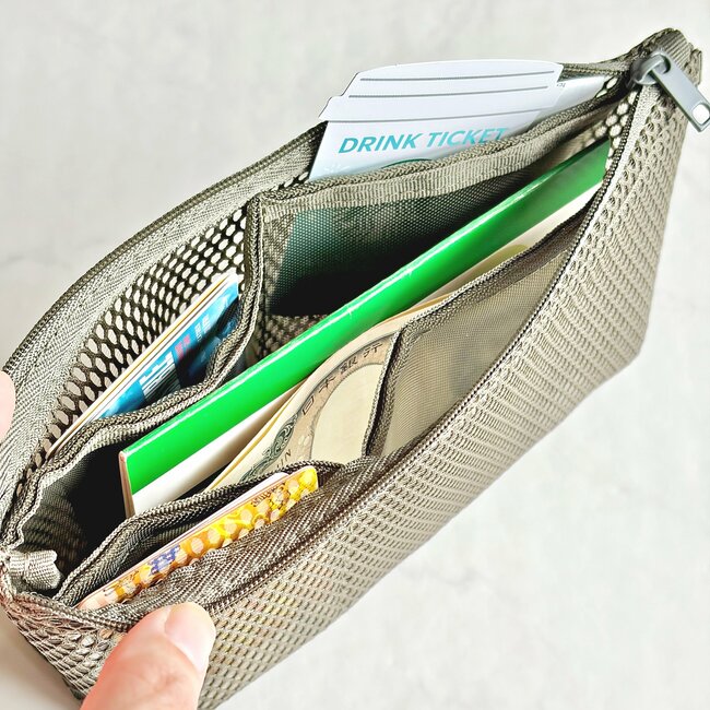 レシートやクーポンが整理しやすい…！無印良品の“お財布がわりになるポーチ”通帳も入って天才すぎる！「鍵や定期入れなどの小物がすっきり」「カードも縦にキチッと入る」《購入レビュー》