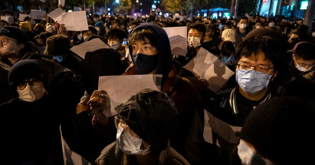 中国の厳しいゼロコロナ対策に抗議する北京の市民たち