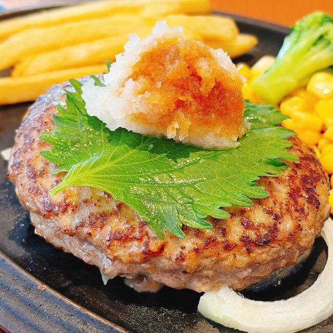こりゃ通い詰めたくなるわ!ロイヤルホストの“平日限定ランチ”お肉がジューシーでご飯がグングン進みます!《実食レビュー》