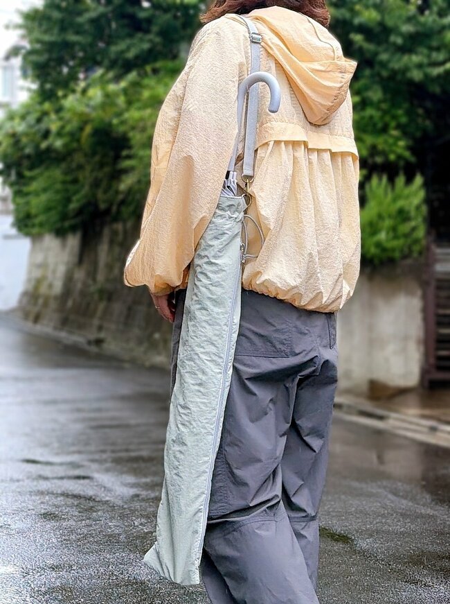 雨の日のストレスが解消…！カインズの「手ぶらで持てる傘カバー」が画期的すぎる！長傘がもうジャマになりません！