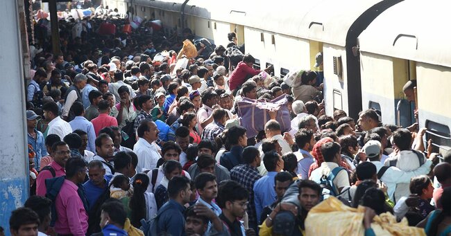 インド人口急増のもろ刃、好機と脅威