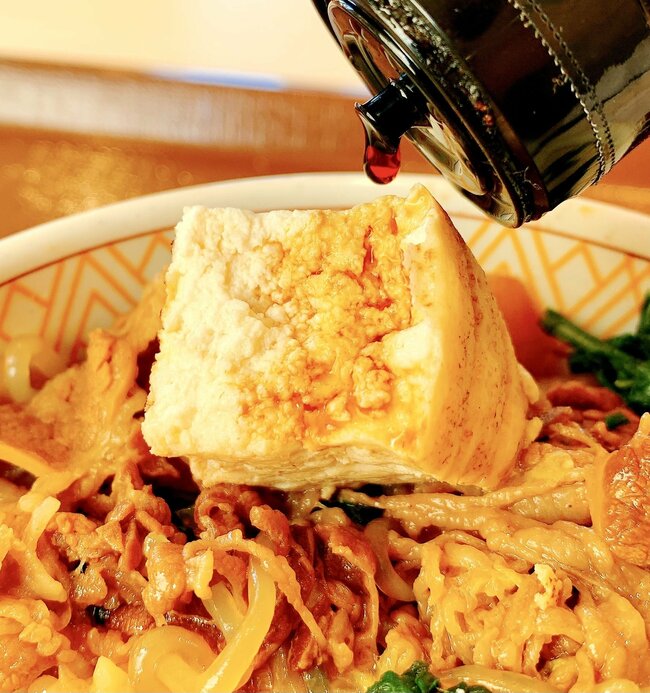 もう普通の牛丼に戻れないかも…すき家の“よくばり限定メニュー”生卵もセットになってて贅沢すぎる！「完璧な味」「すき家で1番好きかも」「具沢山で美味しかった」《実食レビュー》