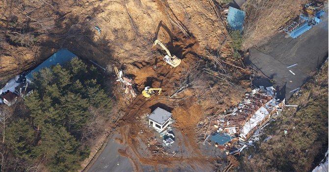 2月13日に発生した地震によって土砂崩れが起きた福島県二本松市のサーキット場(2月14日撮影)