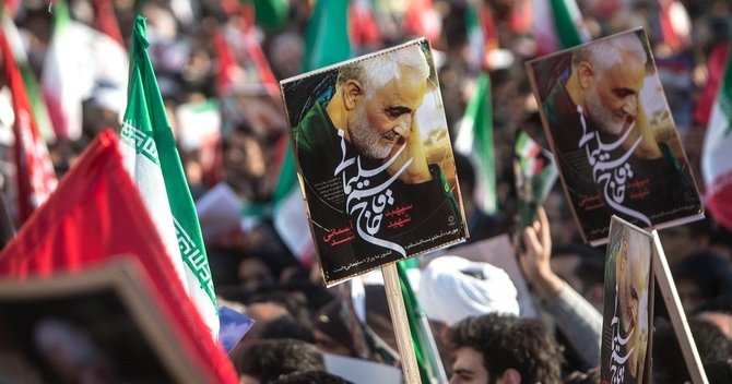 イランのテヘランで行われたイランのカッセム・ソレイマニ氏の葬式に集まる市民