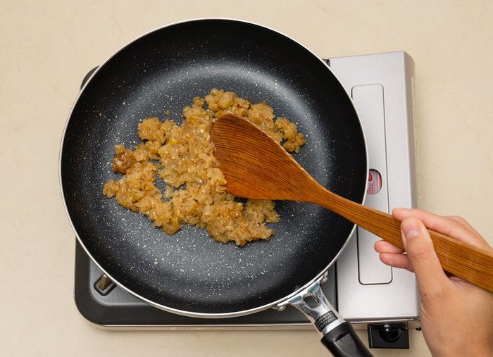 【裏ワザ料理】5分でできる！合いびき肉と玉ねぎでつくる「ハンバーグ丼」