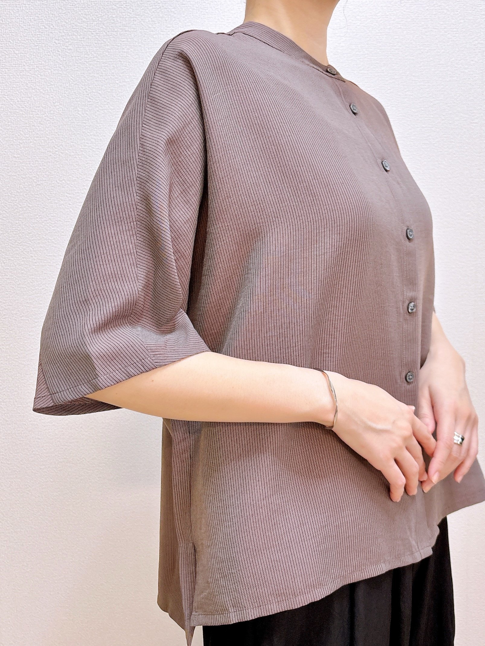 「夏服すべてこのシリーズにしたい」「すごく涼しくて着やすい」無印良品の“ふんわりブラウス”さらさらな着心地がやみつきになる！「ゆったりだけどスッキリ着られる」《購入レビュー》