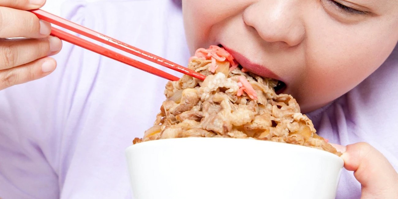 【これって犯罪?】牛丼並盛を注文したら「大盛」が出てきた!→そのまま食べたらどうなる?