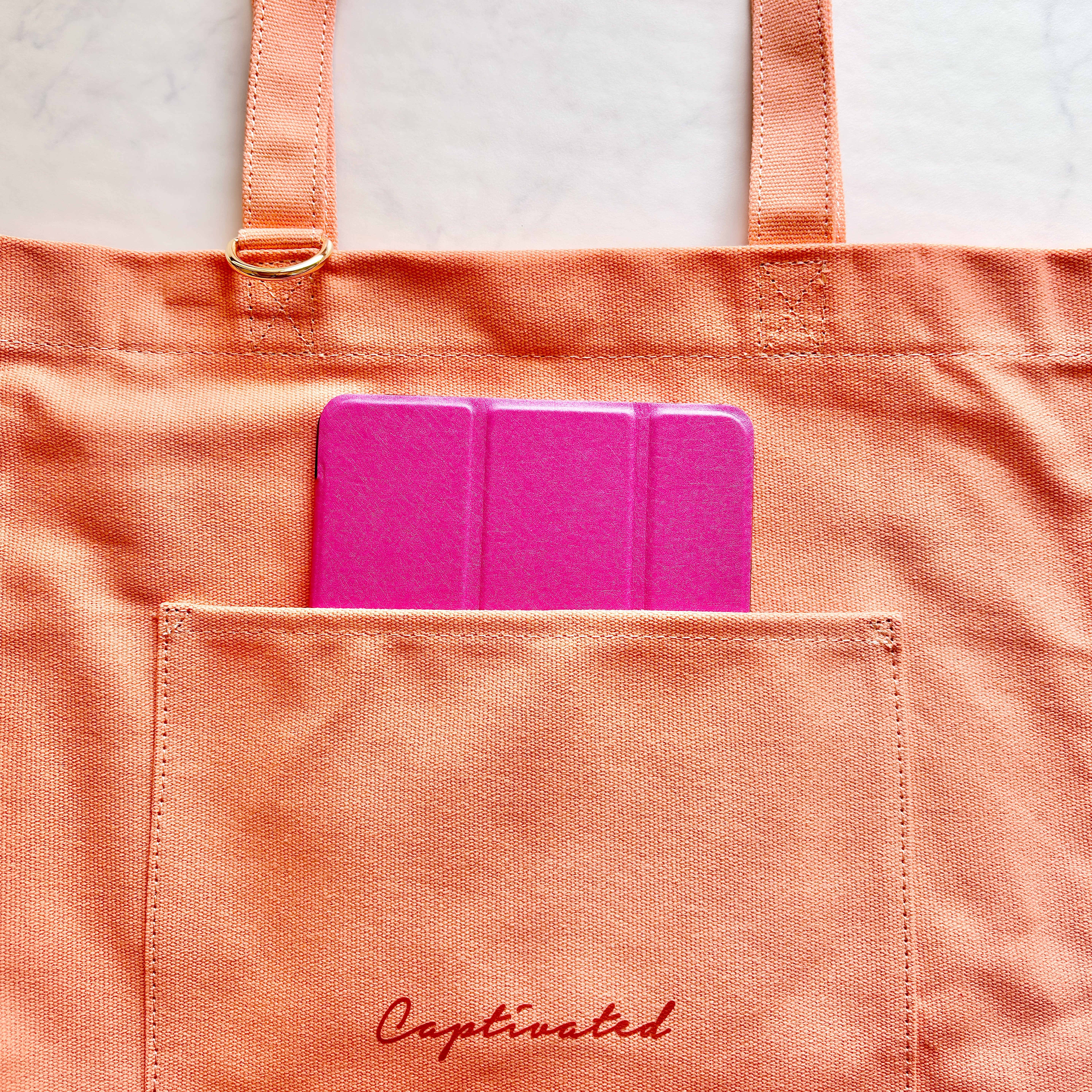 「可愛くていっぱい入る」「小物が迷子になりにくい」ハニーズの“ポケットいっぱいバッグ”収納力がスゴすぎる!「日傘やペットボトルが固定できるので良い」