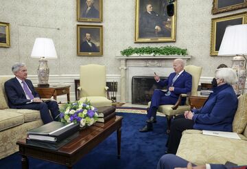 バイデン氏、パウエルFRB議長と会談　インフレ対応強調