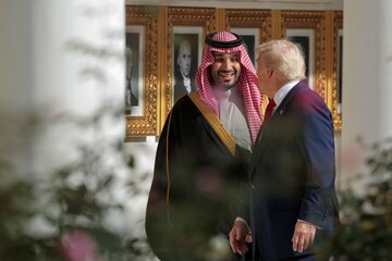 トランプ氏「信じられないショー」でサウジ皇太子をもてなす