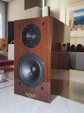 KRIPTONが「KX-0.5II」を発表、いまや貴重な存在になった中級クラス密閉型ブックシェルフ