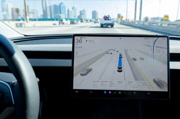 テスラ車の衝突死亡事故、米当局が調査