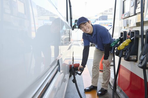 「このままでは危険です」に要注意！ガソリンスタンド店員に言われても焦らなくていい整備とは？