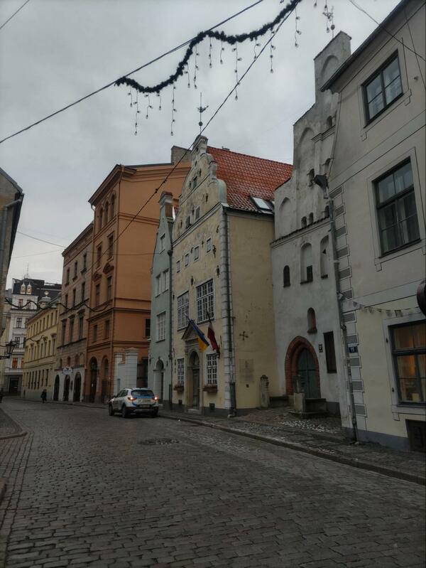 『三人兄弟』と呼ばれている建物。真ん中の黄色の建物は17世紀に、左手のグリーンは17世紀末、右手の白色は15世紀に建築されたらしい（提供＝筆者）

