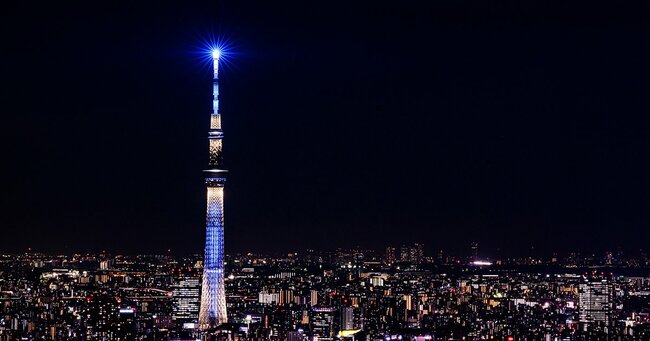 ライトアップされたスカイツリーと夜の東京