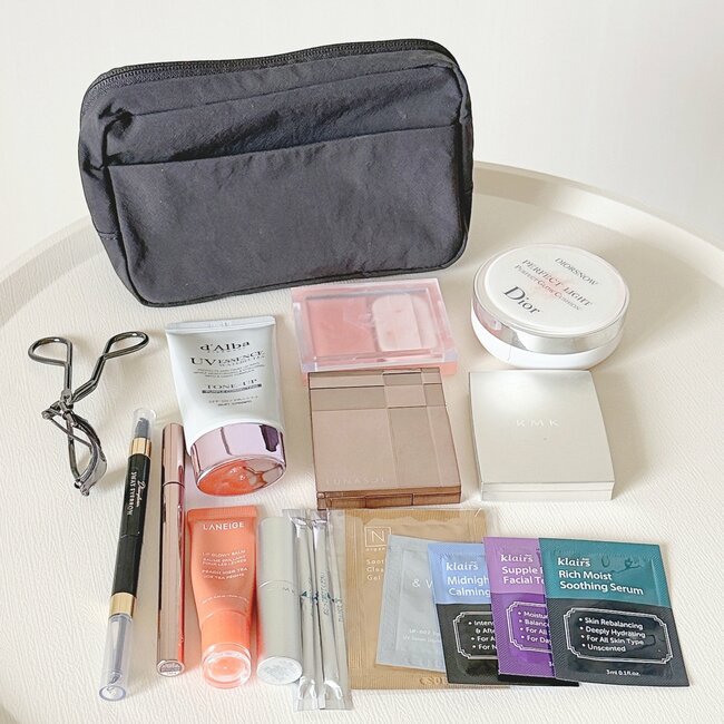 「ガバっと開いて使いやすい！」無印良品の“大容量ポーチ”コスメをまるっと収納できて頼りになる！「使いたいものが一目で分かる」「メイク品が全て収まって満足」