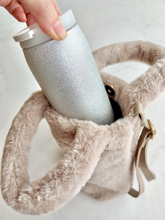 「こんなん見たら買うしかないやろ」スタバの“ボトルみたいなショルダーバッグ”が可愛すぎる…!「2店舗目でGETできました」「街で見かけたら思わず二度見しちゃう」