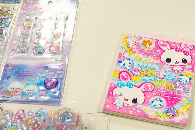 右側が目に訴えかける力の強い平成的なデザイン。左側のおはじきシールも昔からある商品