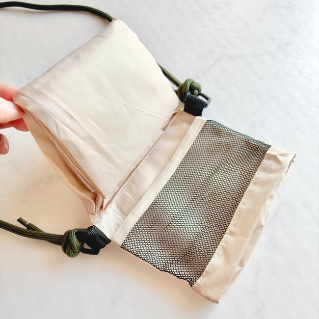 ポシェットいらないじゃん…！ダイソーの「サコッシュみたいに持ち歩けるエコバッグ」身軽に買い物できて嬉しすぎる！