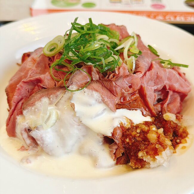 「あまりの美味さに2日連続」松屋の“お肉てんこ盛りメニュー”何度もリピートしたくなる！「美味すぎて涙が止まらん」「思ったより量がある」《実食レビュー》