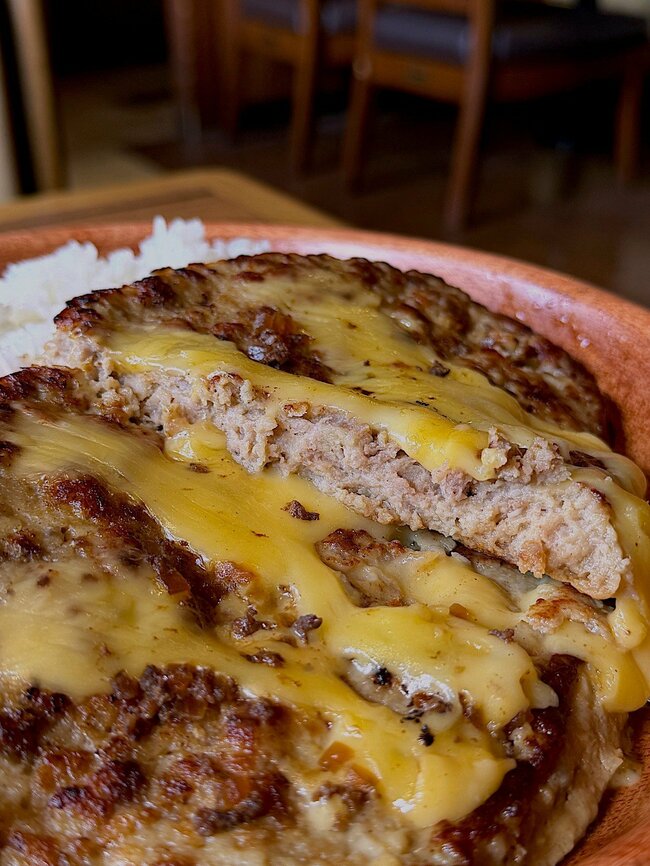 「写真で見るよりデカすぎ」びっくりドンキーの“豪快すぎるメニュー”食べ応えがスゴすぎる！「お腹がはち切れそう」「美味しくて大満足」《実食レビュー》