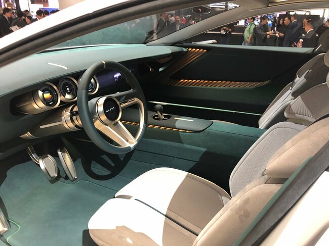 「ビジョン-X コンセプト」の車内