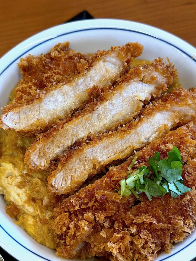 「今年の最高傑作かも」「超美味しかった」かつやの“欲張りどんぶり”ボリュームが凄くておなかパンパン！「小学生が考えたようなメニューたまらん」